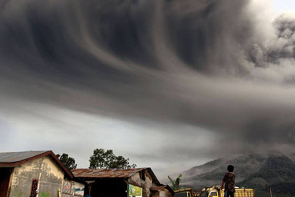 1.500 são retirados após erupção de vulcões na Indonésia