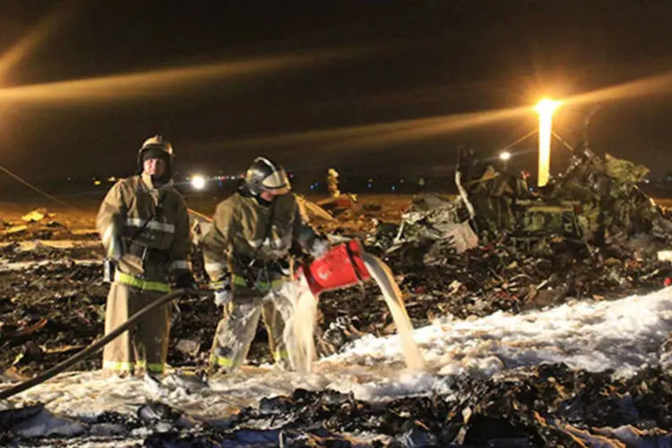 Bombeiros trabalham no local do acidente do Boeing 737-500, na Rússia (REUTERS/Russian Emergencies Ministry/Handout via Reuters)
