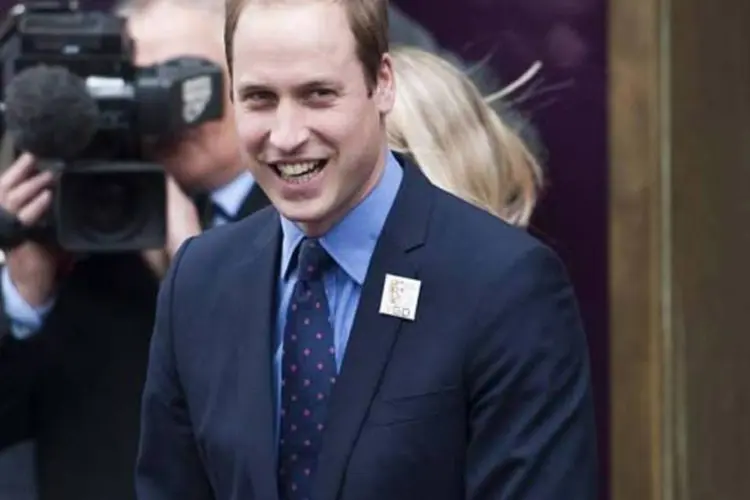 Príncipe William sorri ao sair da sede da Academia Britânica de Artes Cinematográficas e de Televisão (Bafta, na sigla em inglês), em Londres (Jeremy Selwyn/Reuters)
