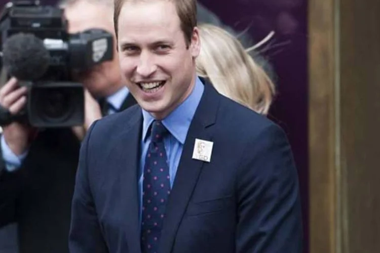 Príncipe William sorri ao sair da sede da Academia Britânica de Artes Cinematográficas e de Televisão (Bafta, na sigla em inglês), em Londres (Jeremy Selwyn/Reuters)