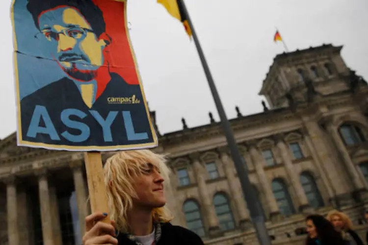 Pessoas protestante em favor de Edward Snowden em frente ao parlamento alemão, em Berlim (Thomas Peter/Reuters)