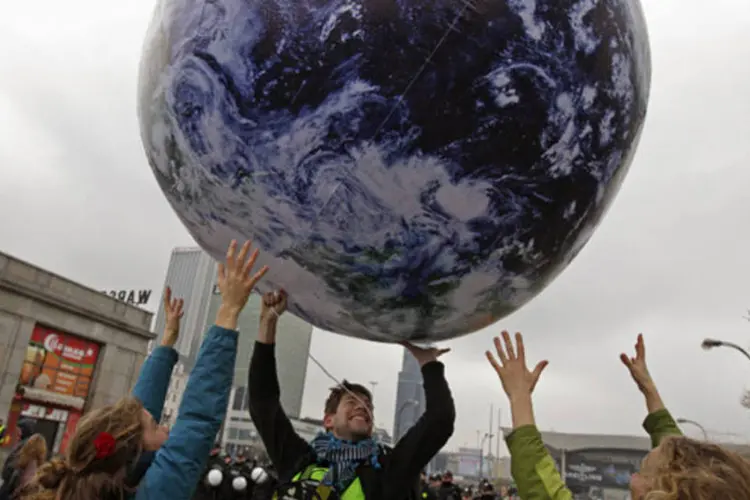 
	Ambientalistas brincam com globo durante manifesta&ccedil;&atilde;o em Vars&oacute;via: inten&ccedil;&atilde;o dos participantes era criar base para acordo sobre corte na emiss&atilde;o de CO2 em 2015
 (Kacper Pempel/Reuters)