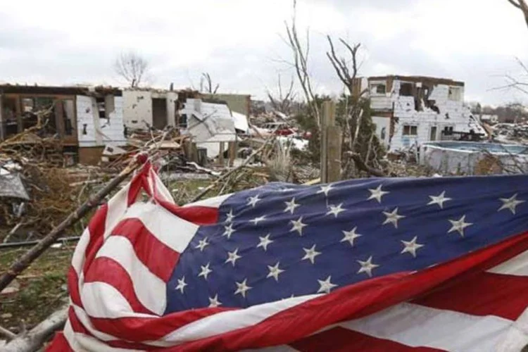 Bandeira dos EUA é vista sobre os destroços da destruição causado por um tornado que passou pela cidade de Washington, em Illinois (Jim Young/Reuters)