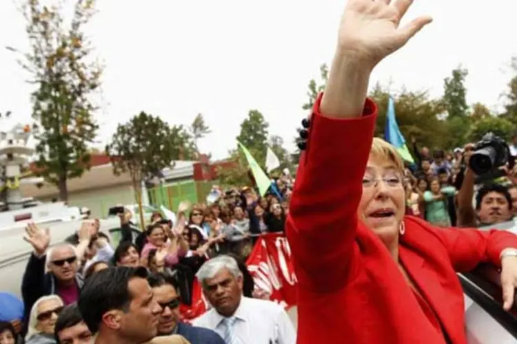 Michelle Bachelet acena para os seus apoiadores durante campanha em Santiago, no Chile (Ivan Alvarado/Reuters)