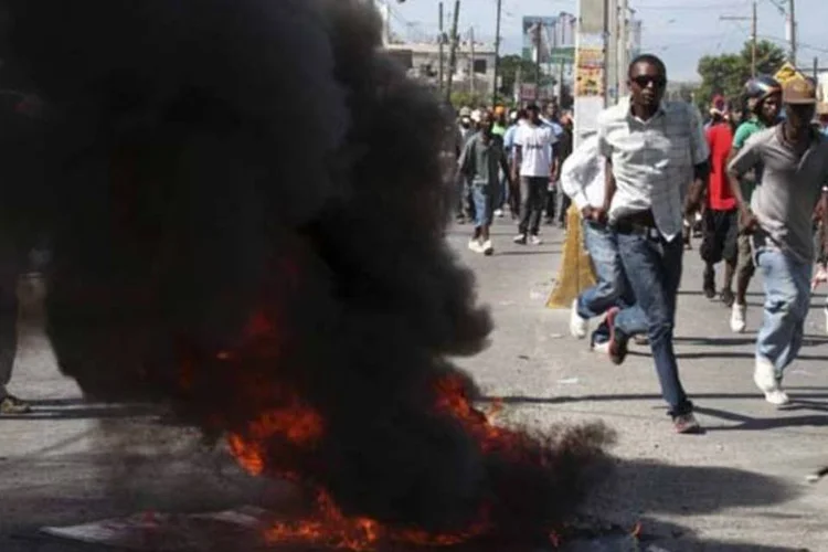 Pneus queimados durante manifestação em Porto Príncipe contra o presidente Michel Martelly, no Haiti (Marie Arago/Reuters)