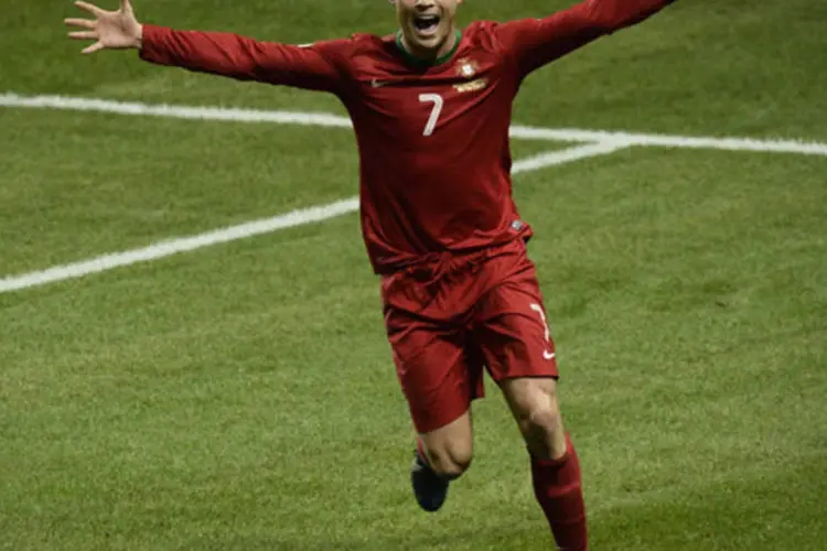 Cristiano Ronaldo comemora gol contra a Suécia na partida que marco a classificação de Portugal para Copa do Mundo de 2014 (Pontus Lundahl/TT News Agency/Reuters)