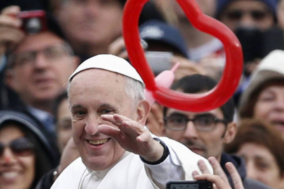 Papa Francisco beija homem com rosto desfigurado