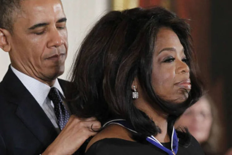 Barack Obama homenageia a apresentadora Oprah Winfrey com a Medalha Presidencial da Liberdade em cerimônia na Casa Branca (Jason Reed/Reuters)