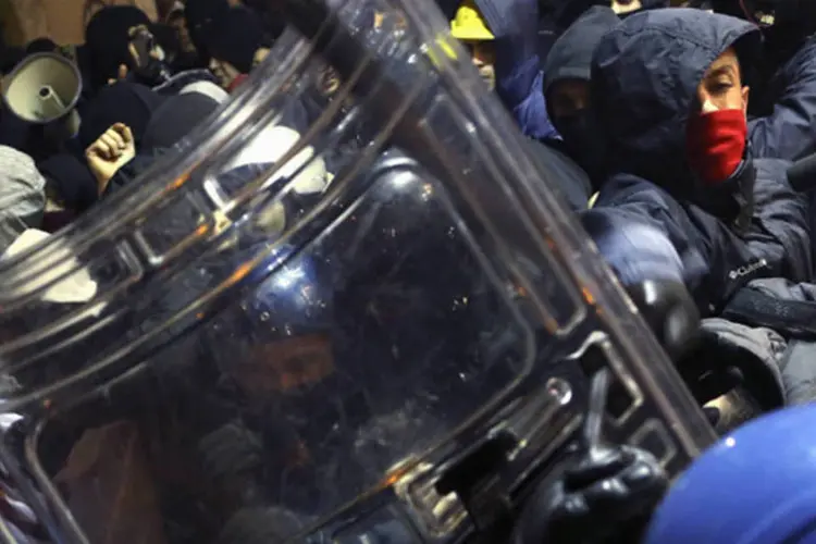 Policiais da tropa de choque entram em confronto com manifestantes durante um protesto no centro de Roma, na Itália (Alessandro Bianchi/Reuters)