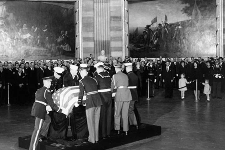 
	Corpo de John Fitzgerald Kennedy &eacute; velado em Washington, em 1963: o livro &quot;They Kill Our President&quot;&nbsp;oferece at&eacute; 63 raz&otilde;es para crer que houve uma conspira&ccedil;&atilde;o para matar Kennedy
 (Presidential Library/Handout)