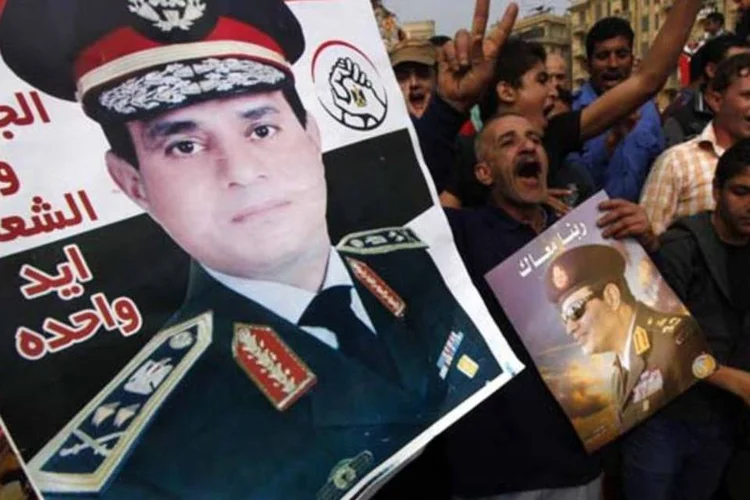 Apoiadores do comandante do Exército do Egito, Abdel Fattah al-Sisi, levantam cartazes com a foto dele em uma praça do Cairo (Mohamed Abd El Ghany/Reuters)