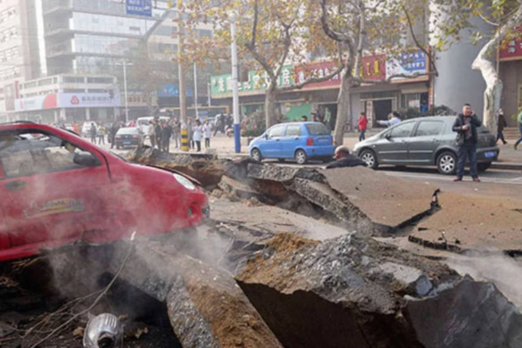 
	Fuma&ccedil;a ap&oacute;s explos&atilde;o de oleoduto da Sinopec: explos&otilde;es for&ccedil;aram a Sinopec a reduzir a produ&ccedil;&atilde;o de pelo menos duas das suas unidades na prov&iacute;ncia de Shandong
 (REUTERS/China Daily)