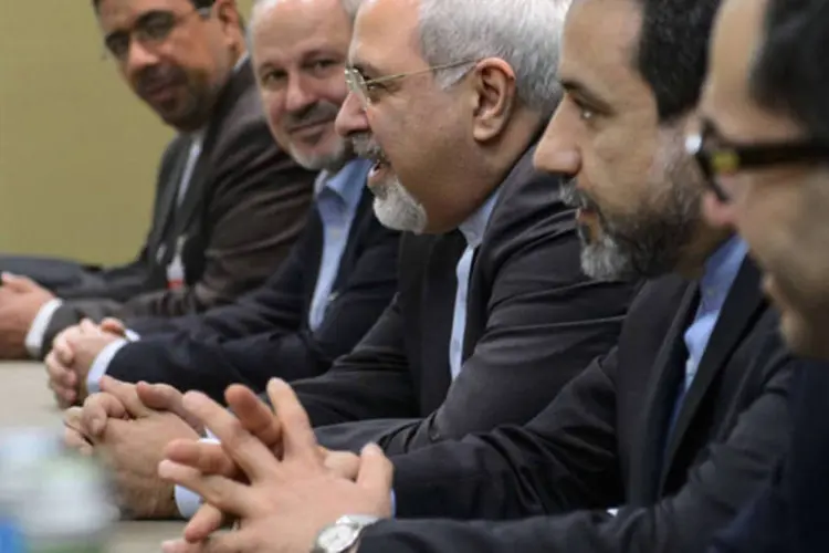 Chanceler do Irã, Mohammad Javad Zarif, ladeado pelos membros de sua delegação durante as negociações sobre o programa nuclear do Irã, em Genebra (Fabrice Coffrini/Reuters)