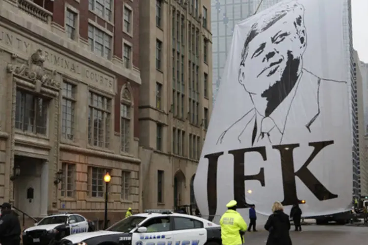 Banner com a imagem do presidente dos EUA John F. Kennedy é asteado em homenagem ao 50º aniversário do assassinato de JFK, em Dallas, Texas (Jim Bourg/Reuters)