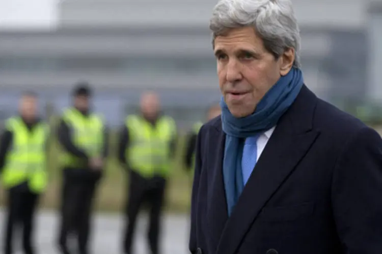 Secretário de Estados dos EUA, John Kerry, chega ao aeroporto de Stansted, em Londres (Carolyn Kaster/Reuters)