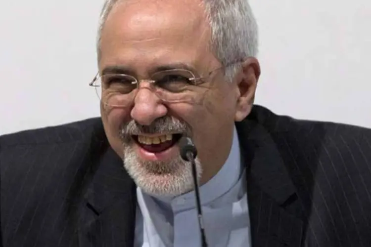 Chanceler do Irã, Mohammad Javad Zarif, sorri durante coletiva de imprensa em Genebra (Carolyn Kaster/Reuters)