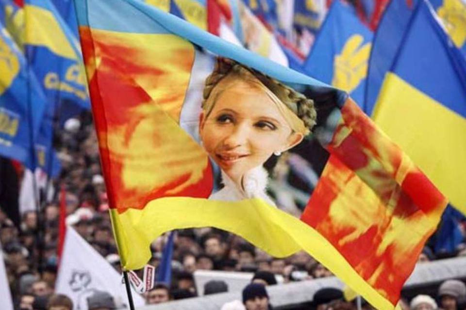 Bandeiras com a imagem de Yulia Tymoshenko durante protesto para apoiar acordo comercial com a União Europeia no centro de Kiev, na Ucrânia (Gleb Garanich/Reuters)