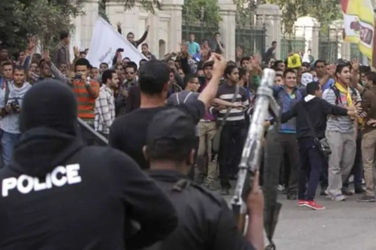 
	Estudantes da Universidade de Cairo durante manifesta&ccedil;&atilde;o:&nbsp;tumulto foi dispersado por policiais com o uso de bombas de g&aacute;s lacrimog&ecirc;neo
 (Mohamed Abd El Ghany/Reuters)