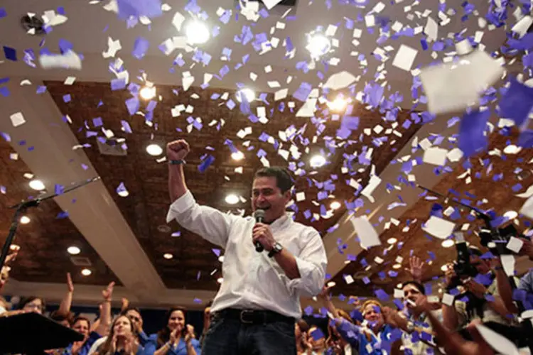 O candidato governista à Presidência do país, Juan Orlando Hernández: a candidata opositora também reivindica vitória no pleito (REUTERS/Stringer/Reuters)