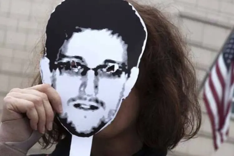 
	Mulher usando uma m&aacute;scara de Edward Snowden em frente a embaixada dos EUA em Berlim, na Alemanha: o programa de coleta de dados foi denunciado pelo ex-analista da NSA
 (Thomas Peter/Reuters)