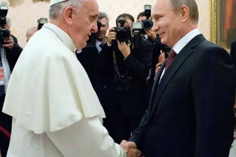 Papa Francisco cumprimenta o presidente russo,Vladimir Putin, durante reunião privada no Vaticano (Osservatore Romano/Reuters/Reuters)