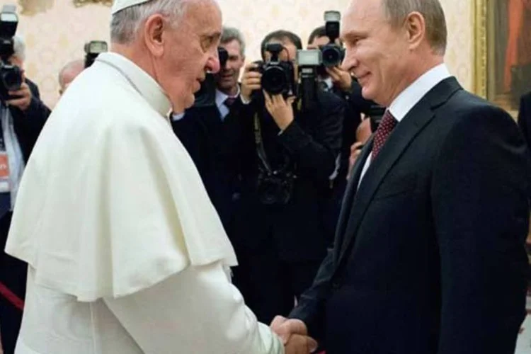 
	Papa Francisco cumprimenta o presidente russo,Vladimir Putin, durante reuni&atilde;o privada no Vaticano: o Putin ofereceu ao Pont&iacute;fice um bordado costurado em fio de ouro, com o s&iacute;mbolo do patriarcado ortodoxo
 (Osservatore Romano/Reuters)