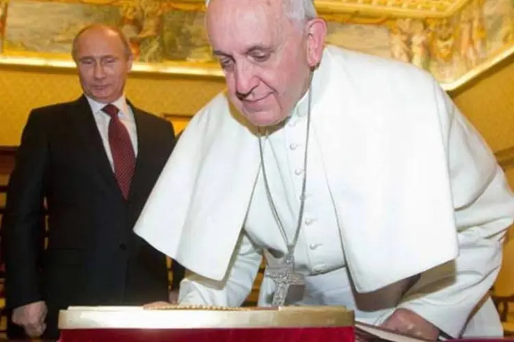 Papa Francisco recebe presentes do presidente da Rússia, Vladimir Putin, durante reunião no Vaticano (Claudio Peri/Reuters)