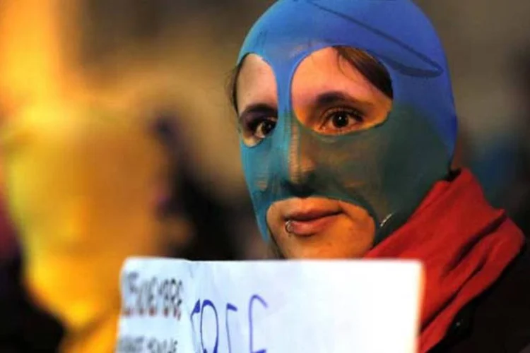 Manifestante segurando um cartaz de apoio ao grupo Pussy Riot durante protesto em frente ao Palácio Quirinale em Roma, durante visita de Vladimir Putin na Itália (Yara Nardi/Reuters)