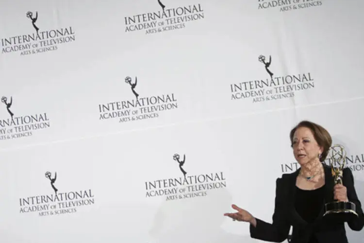 Fernanda Montenegro com troféu: Emmy Internacional deste ano premiou uma maior variedade de países, após ter sido dominado por produções britânicas nas edições recentes (Carlo Allegri/Reuters)