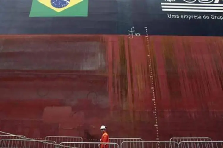 Um funcionário anda em frente à FPSO OSX-1, a primeira unidade de produção, armazenagem e escoamento na frota da OSX, ancorada no porto do Rio de Janeiro (Sergio Moraes/Reuters)
