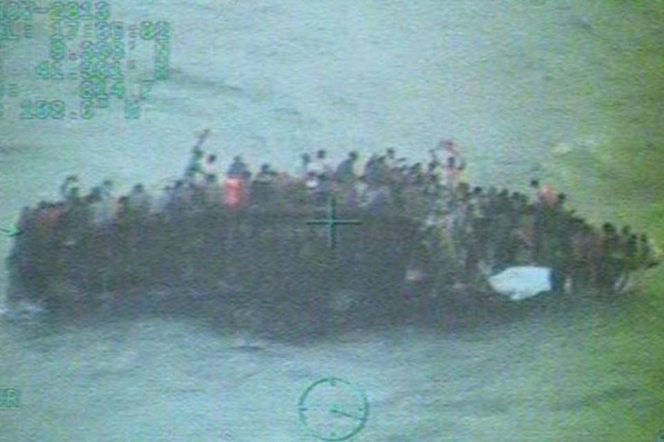 Haitiano se agarra a pedaço de tronco e é salvo nas Bahamas
