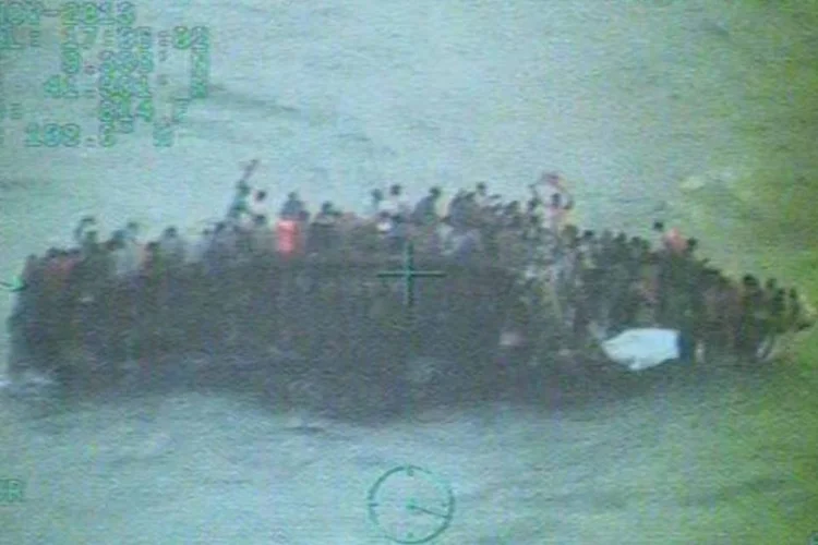 
	Cerca de 100 haitianos no casco e mastro de um cargueiro sobrecarregado que naufragou nas Bahamas, em imagem divulgada pela Guarda Costeira dos EUA
 (Guarda Costeira dos EUA/Divulgação via Reuters)