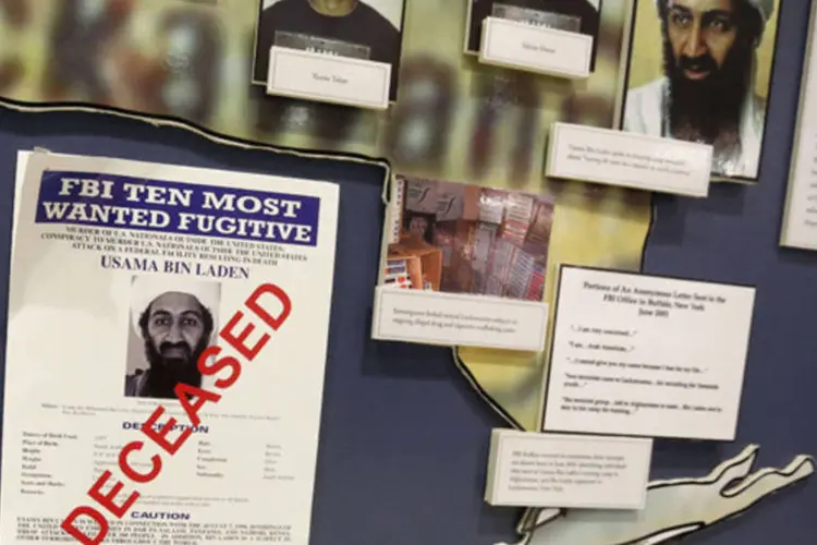 Poster dos "dez mais procurados" feito para Osama bin Laden na parede da sede do FBI em Washington, Estados Unidos (Larry Downin/Reuters)