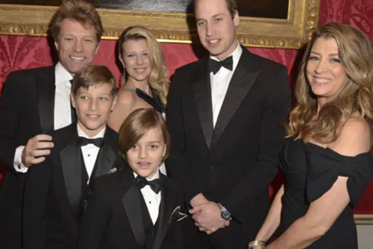 Príncipe William se encontra com o músico Jon Bon Jovi, sua esposa e seus filhos durante um jantar beneficente em Londres  (Dominic Lipinski/Reuters)