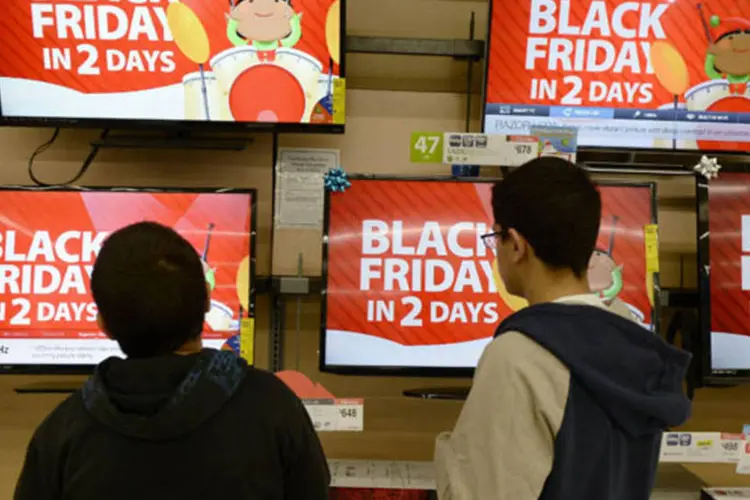 Consumidores em uma loja da Walmart em Los Angeles, Califórnia (Kevork Djansezian/Reuters)