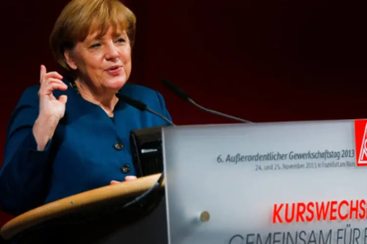 Chanceler da Alemanha, Angela Merkel, faz discurso durante reunião do IG Metall, sindicato alemão dos metalúrgicos, em Frankfurt, 25 de novembro de 2013 (Kai Pfaffenbach/Reuters)