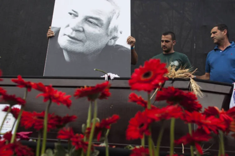 Cartaz com imagem do cantor Arik Einstein durante a celebração do seu memorial na praça Rabin, em Tel Aviv (Nir Elias/Reuters)