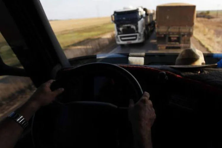 Caminhoneiro dirige pela BR-163 em Lucas do Rio Verde (MT): (Nacho Doce/Reuters)