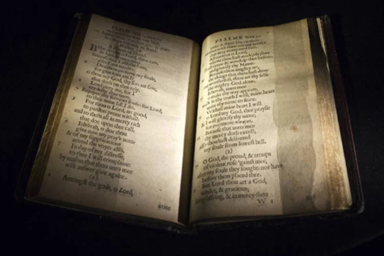 "The Bay Psalm Book": homem de negócios e filantropo norte-americano David Rubenstein foi o comprador do livro (Carlo Allegri/Reuters)