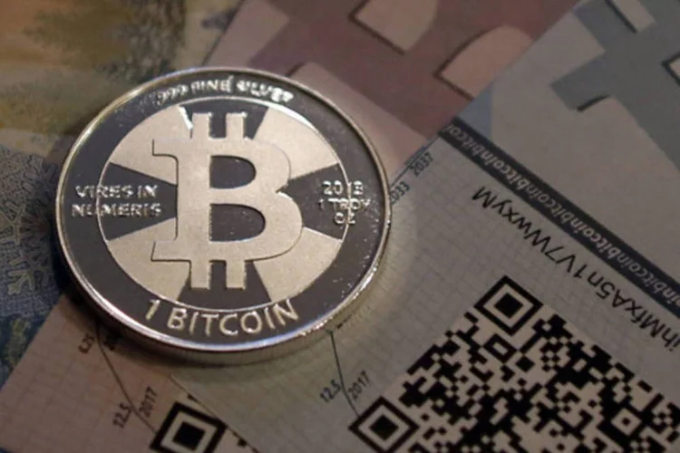 Ilustração de uma moeda do Bitcoin: (Jim Urquhart/Reuters)