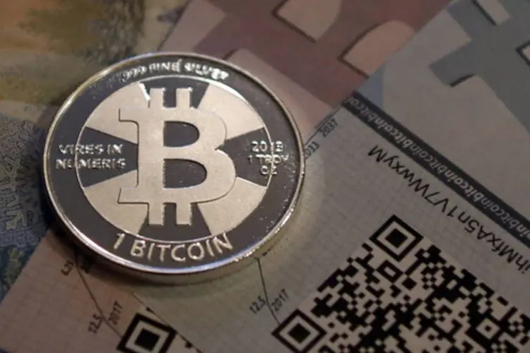 
	Ilustra&ccedil;&atilde;o de uma moeda do Bitcoin: moeda foi not&iacute;cia no in&iacute;cio deste ano quando a T&oacute;quio Mt. Gox entrou com pedido de fal&ecirc;ncia
 (Jim Urquhart/Reuters)
