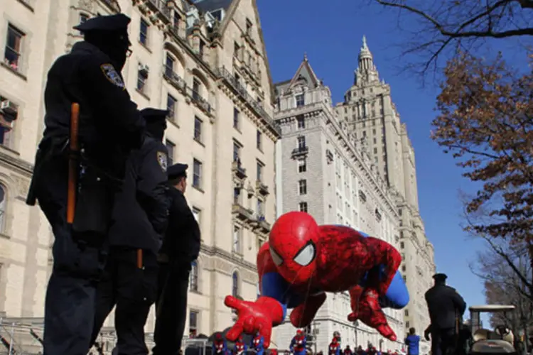 Um balão do Homem-Aranha é visto durante o tradicional desfile da Macy's no dia de Ação de Graças, em Nova York, nos Estados Unidos, nesta quinta-feira (Gary Hershorn/Reuters)
