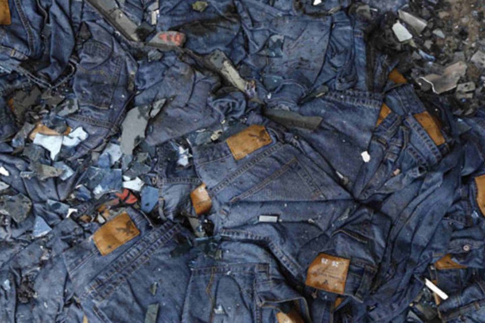Enorme incêndio destrói fábrica de roupas em Bangladesh