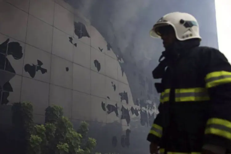 
	Bombeiro no Memorial da Am&eacute;rica Latina, em S&atilde;o Paulo: de acordo com o Corpo de Bombeiros, o fogo foi extinto por volta das 15h
 (Nacho Doce/Reuters)