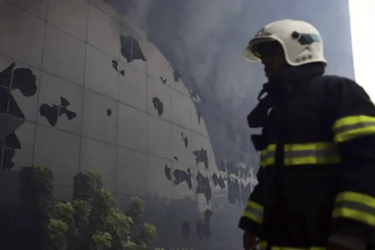 Bombeiros trabalham para apagar o fogo que atingiu o Memorial da América Latina, em São Paulo (Nacho Doce/Reuters)