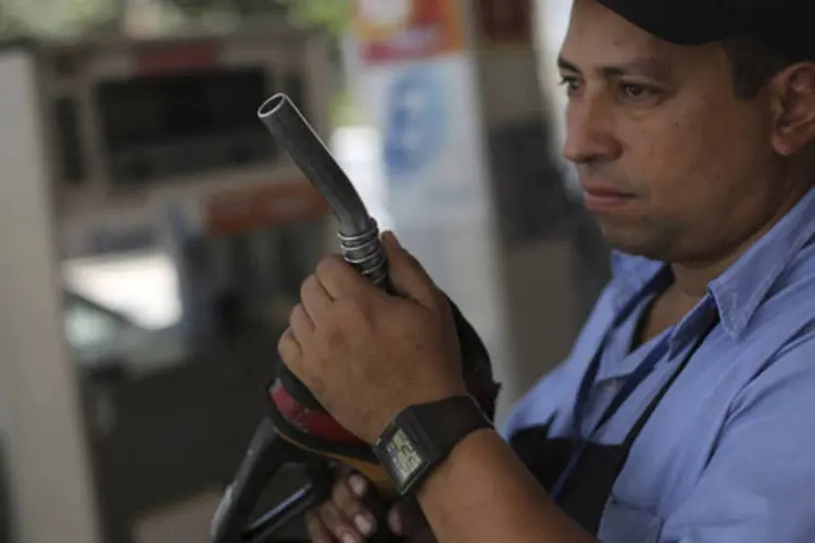 Frentista trabalha em um posto de combustível em São Paulo nesta sexta-feira (Nacho Doce/Reuters)