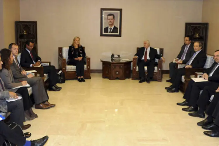 Ministro de Relações Exteriores da Síria, Walid al-Muallem se reúne com o coordenador especial da Organização para Proibição de Armas Químicas (Opaq), Sigrid Kaag, em Damasco (Sana/Reuterts)