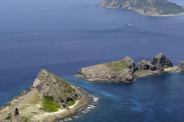 Grupo de ilhas disputadas, Uotsuri, Minamikojima e Kitakojima, conhecido como Senkaku no Japão e Diaoyu na China, no Mar Oriental da China, em foto tirada pela agência Kyodo, setembro de 2012 (Kyodo/Reuters)
