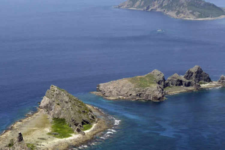 Grupo de ilhas disputadas, Uotsuri, Minamikojima e Kitakojima, conhecido como Senkaku no Japão e Diaoyu na China, no Mar Oriental da China, em foto tirada pela agência Kyodo, setembro de 2012 (Kyodo/Reuters)