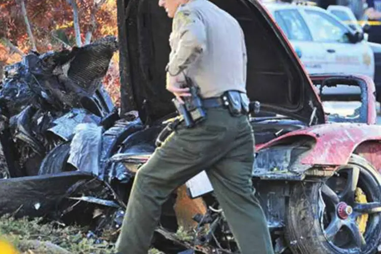 Policial próximo a local de acidente: motorista do veículo foi identificado pelo Los Angeles Times como Roger Rodas, de 38 anos, amigo de Walker e dono da Always Evolving (Reuters)